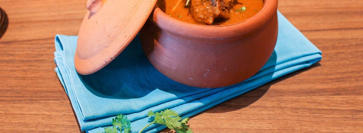Matka Chicken Curry – Hương vị Ấn Độ nồng nàn của món cà ri gà trong chiếc nồi đất tại Benaras