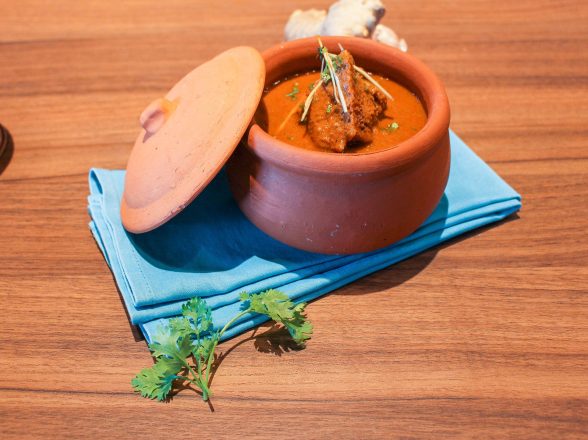 Matka Chicken Curry – Hương vị Ấn Độ nồng nàn của món cà ri gà trong chiếc nồi đất tại Benaras