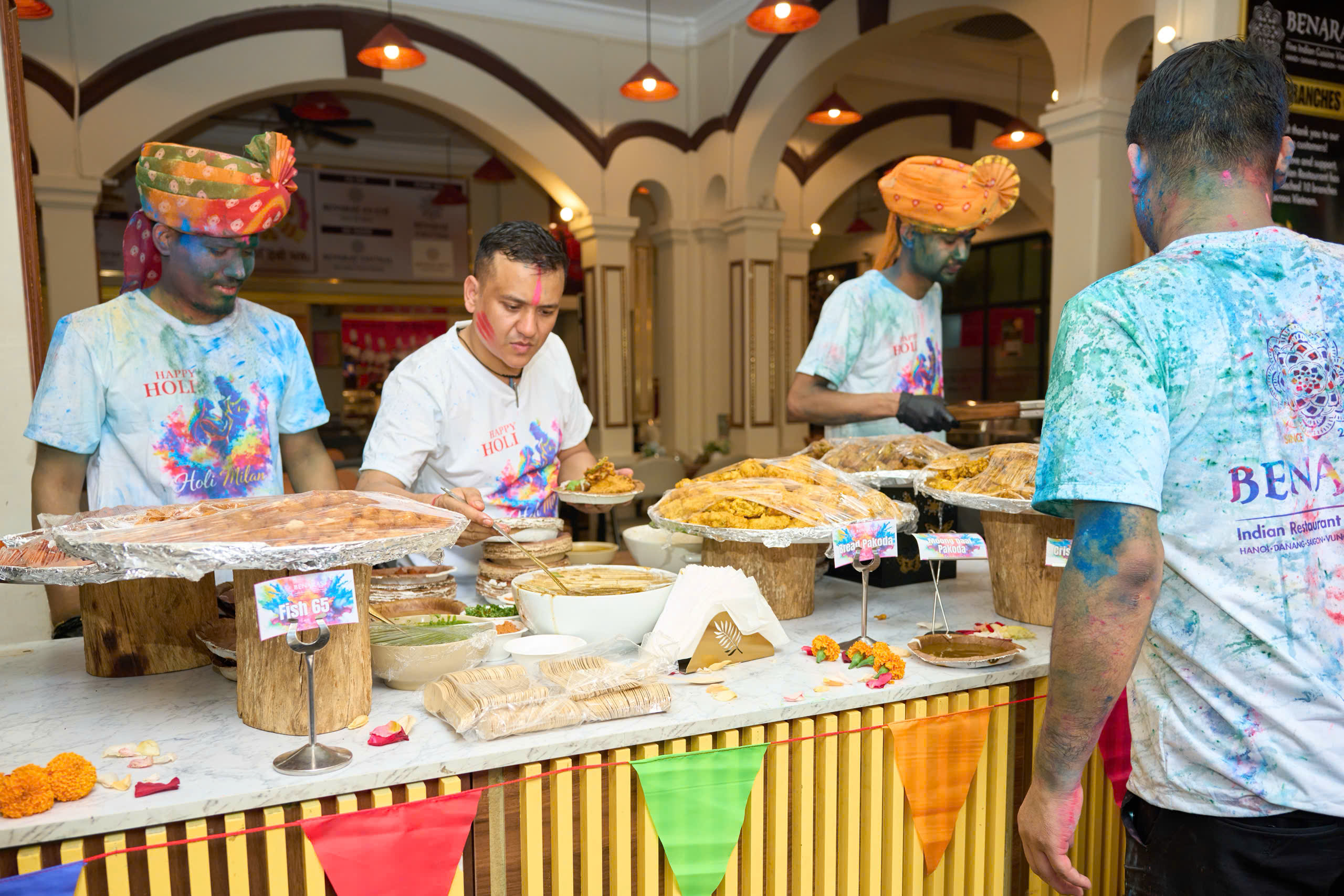 Buffet ẩm thực Ấn Độ tại lễ hội Holi Milan Benaras